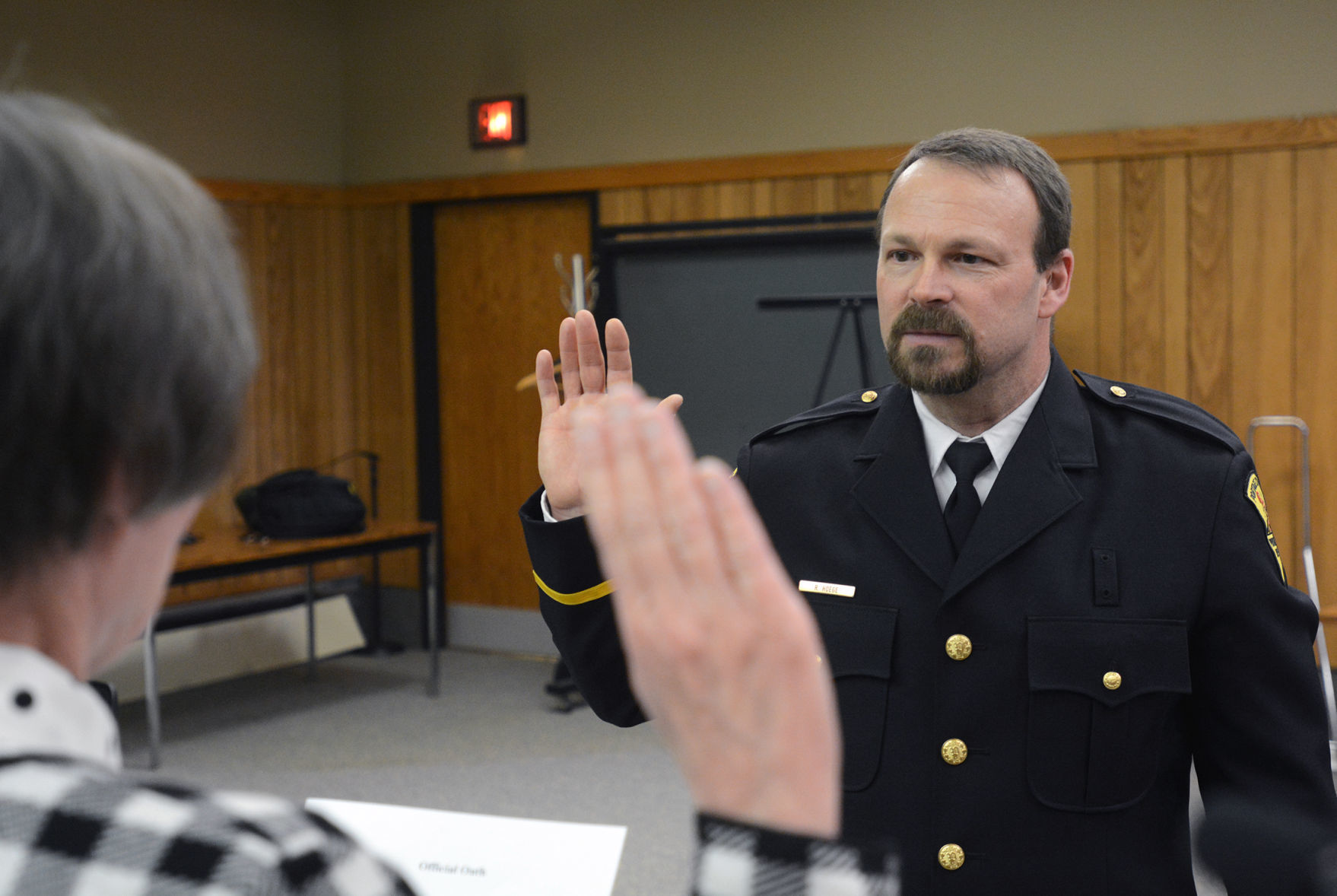Rich Hoege takes the oath